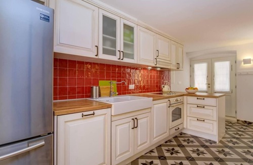Osor Apartment | Impeccable 4-Bed Apartment in Osor
