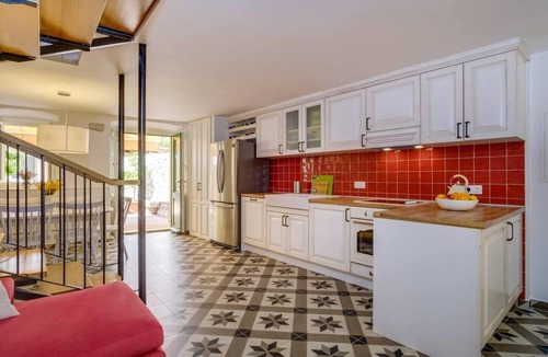 Osor Apartment | Impeccable 4-Bed Apartment in Osor