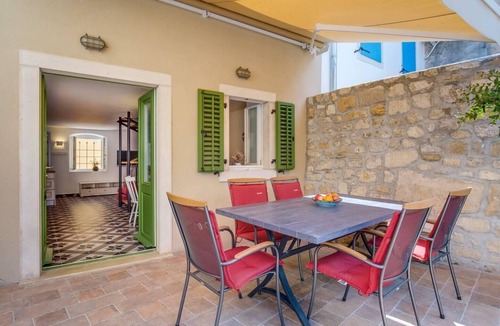 Osor Apartment | Impeccable 4-Bed Apartment in Osor