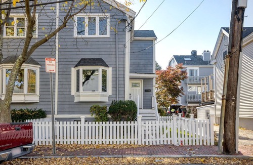 Cambridgeport Apartment | Impeccable Central Square 3BR w/W/D, nr T, by Blueground