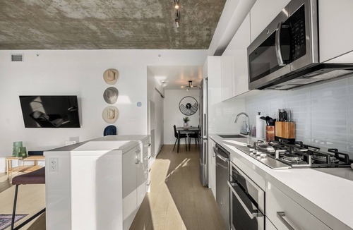 Connaught Apartment | Impeccable DT Condo | City & Mountain Views | Pool