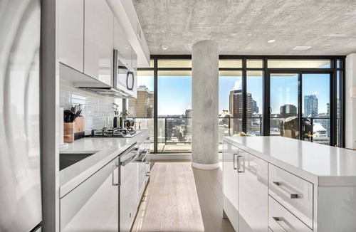 Connaught Apartment | Impeccable DT Condo | City & Mountain Views | Pool