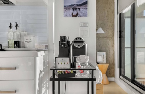 Connaught Apartment | Impeccable DT Condo | City & Mountain Views | Pool