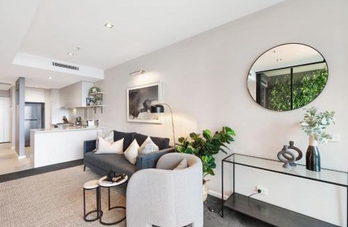 Docklands Apartment | Impeccably Chic 2-Bed With Views & Fab Amenities