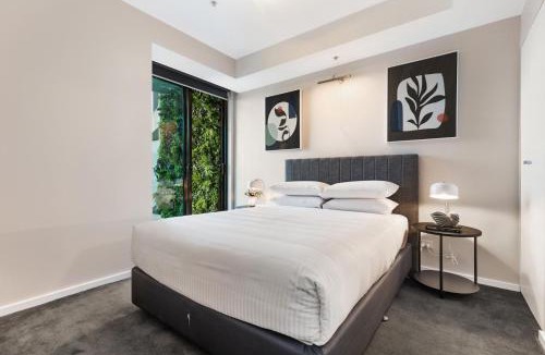 Docklands Apartment | Impeccably Chic 2-Bed With Views & Fab Amenities