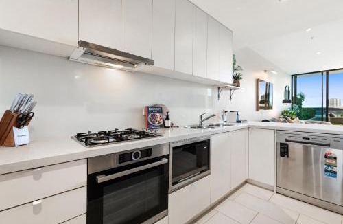 Docklands Apartment | Impeccably Chic 2-Bed With Views & Fab Amenities