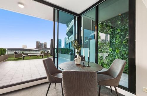 Docklands Apartment | Impeccably Chic 2-Bed With Views & Fab Amenities