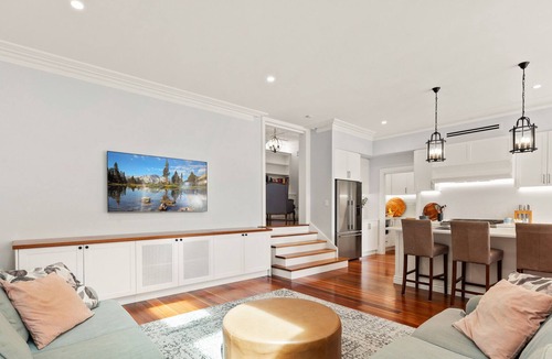 Petersham House | Impeccably Chic 4-Bed Home with Spa & Pool