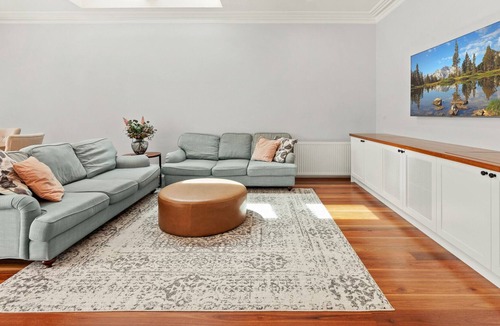 Petersham House | Impeccably Chic 4-Bed Home with Spa & Pool