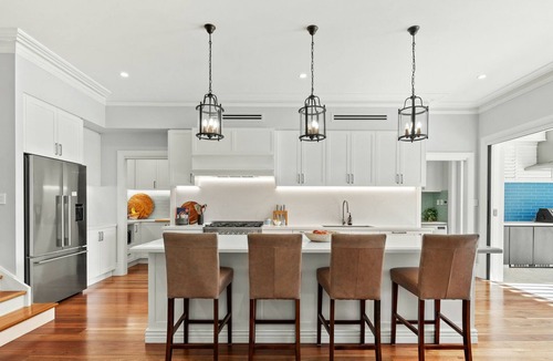 Petersham House | Impeccably Chic 4-Bed Home with Spa & Pool