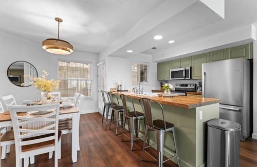 Kimberling City Condo | Impeccably Remodeled Condo with Open Community Pool, Screened Porches & Free Attraction Tickets