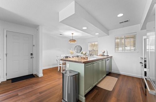 Kimberling City Condo | Impeccably Remodeled Condo with Open Community Pool, Screened Porches & Free Attraction Tickets