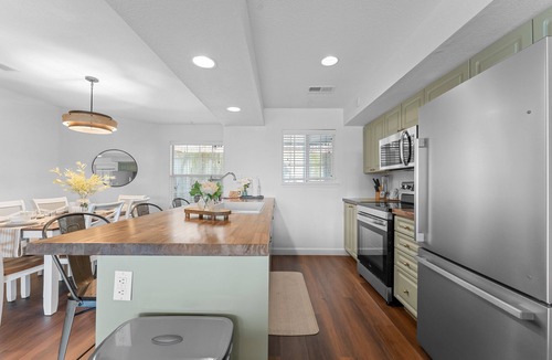 Kimberling City Condo | Impeccably Remodeled Condo with Open Community Pool, Screened Porches & Free Attraction Tickets