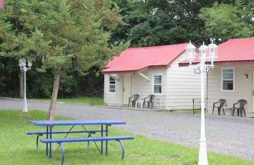 Gananoque Hotel | Imperial Inn Thousand Islands