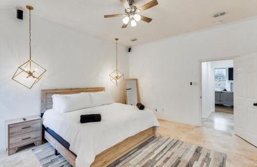 Irving House | Impressive 5BR 3,5BA Holiday Home with Pool, Game Room & Cinema Room