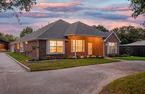 Irving Cottage | Impressive 5BR 3B Home With Pool, Game Room & Cinema Room