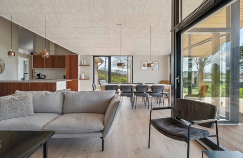 Faldsled House | Impressive holiday cottage by the Helsnæs Bay