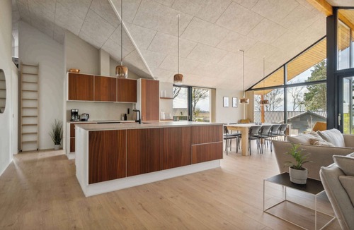 Faldsled House | Impressive holiday cottage by the Helsnæs Bay