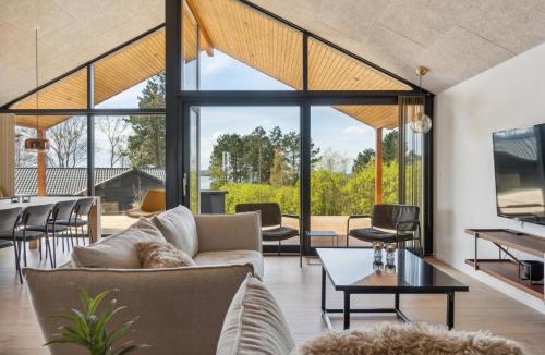 Faldsled House | Impressive Holiday Cottage By The Helsnæs Bay