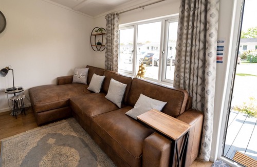 Oulton Broad Ski Chalet | "Impressive Modern Chalet"