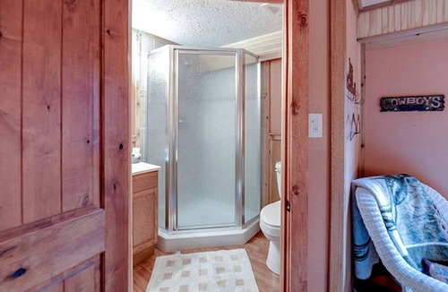 Carmine Cabin | Impressive Wooden Cabin in Round Top, Texas