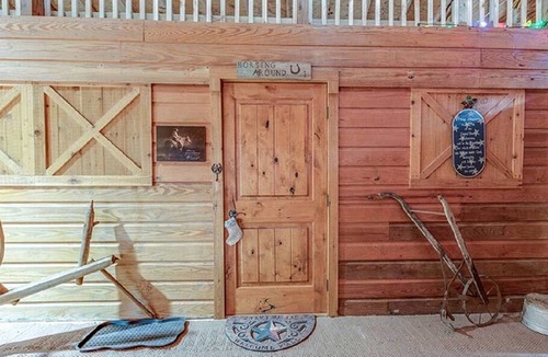 Carmine Cabin | Impressive Wooden Cabin in Round Top, Texas