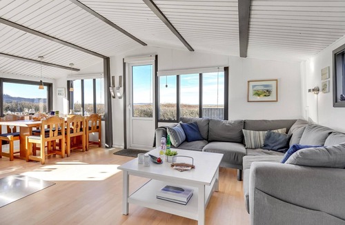 Logstor House | In 1st row and only 100 m from the beach, this light-flooded vacation home welcomes you.