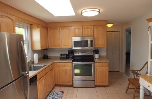 Eastward Look House | In 2026, Only 3 Weeks Avail-Spacious 5-bdrm Private Backyard, Free Beach Parking