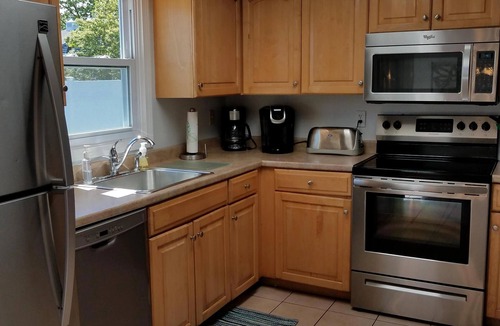 Eastward Look House | In 2026, Only 3 Weeks Avail-Spacious 5-bdrm Private Backyard, Free Beach Parking