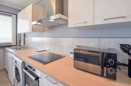 Claude Decaen Apartment | In a central location of Caen, this bright and compact studio apartment welcomes you.