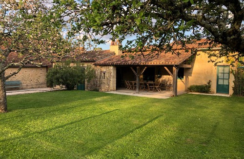 Cendrieux Cottage | In a green setting, pretty farm (producing walnuts and strawberries), swimming pool
