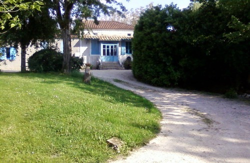 Tournon-d'Agenais House | In a quiet garden, set back from the medieval bastide town of Tournon
