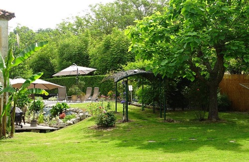 Tournon-d'Agenais House | In a quiet garden, set back from the medieval bastide town of Tournon