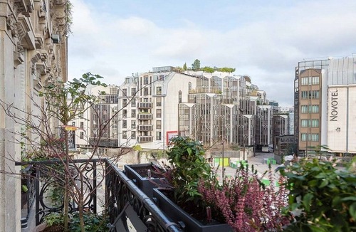 Les Halles Apartment | IN A TYPICAL PARISIAN STYLE WITH PARQUET FLOORING, & MOULDINGS-LA LOUVRE