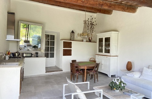 Pierrerue House | In a very huge Provencal landscape, you will hear silence and cicadas