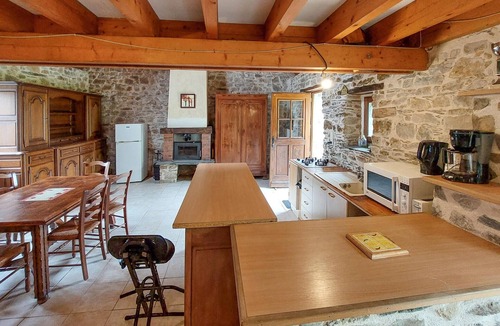 Erbray House | In beautiful countryside welcomes you this inviting cottage.