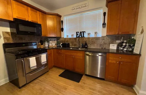 Berwyn Apartment | in Berwyn - 3 bedrooms available