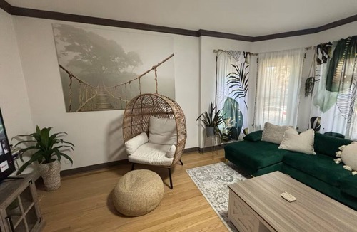 Berwyn Apartment | in Berwyn - 3 bedrooms available
