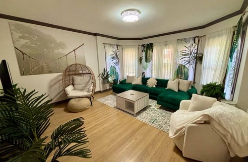 Berwyn Apartment | in Berwyn - 3 bedrooms available