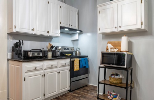 East Durham House | In City, Airy Cheerful Bungalow, Homey with a Fire Pit and enclosed yard.