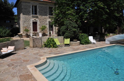Pezenas Cottage | In field "cottage country"