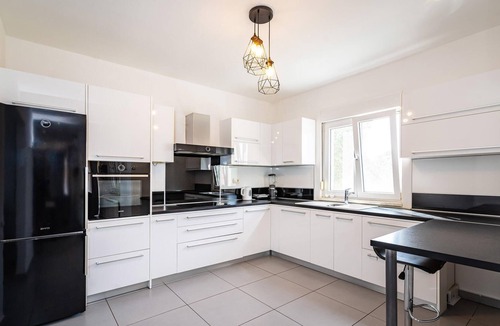 Lovinac House | In Gornji Policnik awaits you this beautiful vacation bungalow.