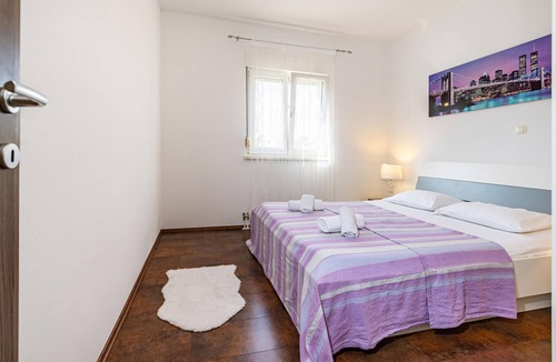 Lovinac House | In Gornji Policnik awaits you this beautiful vacation bungalow.