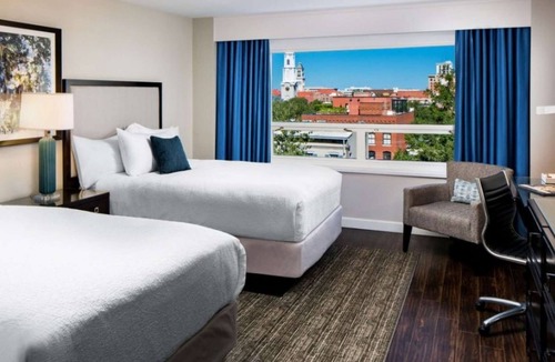 Historic Downtown Savannah Hotel | In Historic Savannah | Rooftop Pool + Dining