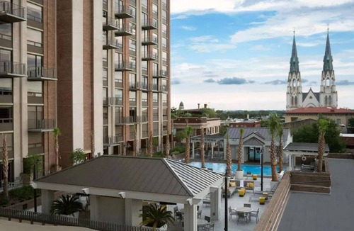 Historic Downtown Savannah Hotel | In Historic Savannah | Rooftop Pool + Dining