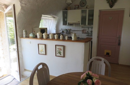Lurs Apartment | In Jean Giono country, at the foot of the village of Lurs, in the countryside.
