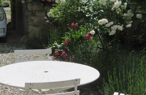 Lurs Apartment | In Jean Giono country, at the foot of the village of Lurs, in the countryside.