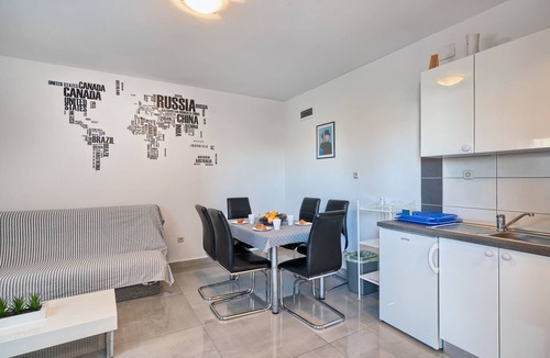 Businci Apartment | in Okrug Gornji mit Grill, gemeinsamem Pool und Garten und Meerblick by Interhome