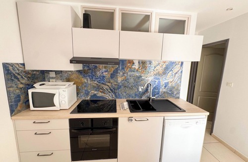 Collioure Apartment | In peace, beautiful clear view 250m from beaches and shops with Wifi.