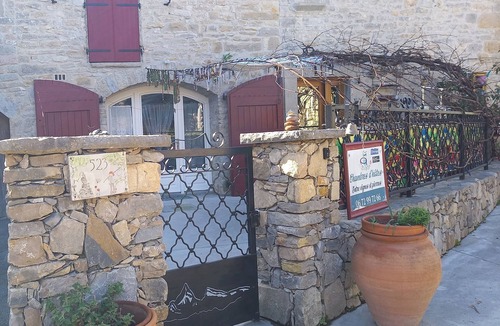 Claret House | In Pic St Loup, stone vacation home in a hamlet surrounded by vineyards